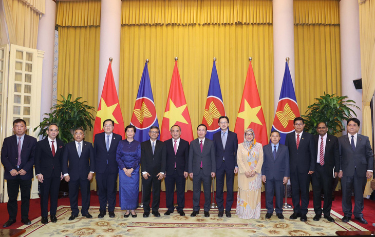 Chủ tịch nước Võ Văn Thưởng (giữa) tiếp đại sứ các nước ASEAN chiều 17-4 - Ảnh: TTXVN