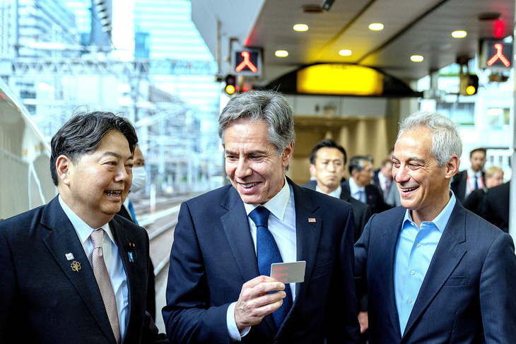 Ngoại trưởng Nhật Bản Hayashi Yoshimasa (trái) đón Ngoại trưởng Mỹ Antony Blinken (giữa) dự hội nghị ngoại trưởng G7 - Ảnh: Reuters