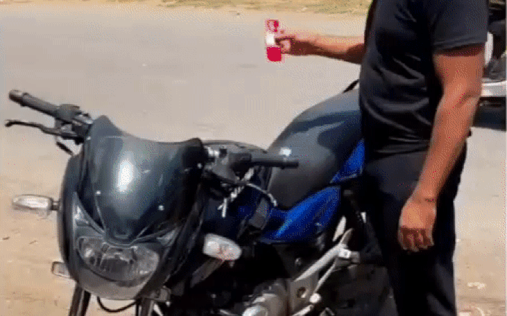 Thử đủ kiểu chống nóng cho xe máy: Dùng từ dầu gội đến… kẹo