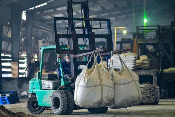 Nguyên vật liệu được các công nhân chuẩn bị cho các dây chuyền sản xuất bên trong nhà máy - Ảnh: NAM TRẦN