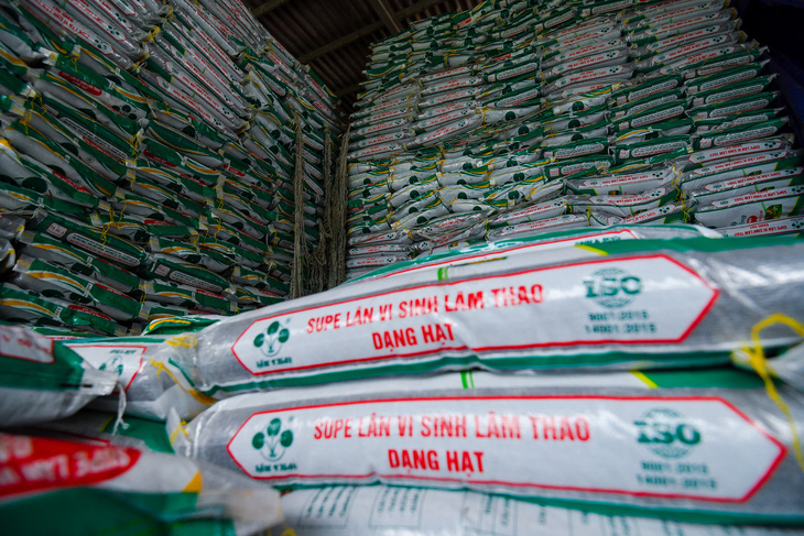 Các sản phẩm mới thuộc hệ sinh thái sản phẩm phân bón vi sinh của Công ty Cổ phần Supe Phốt phát và Hóa chất Lâm Thao - Ảnh: NAM TRẦN