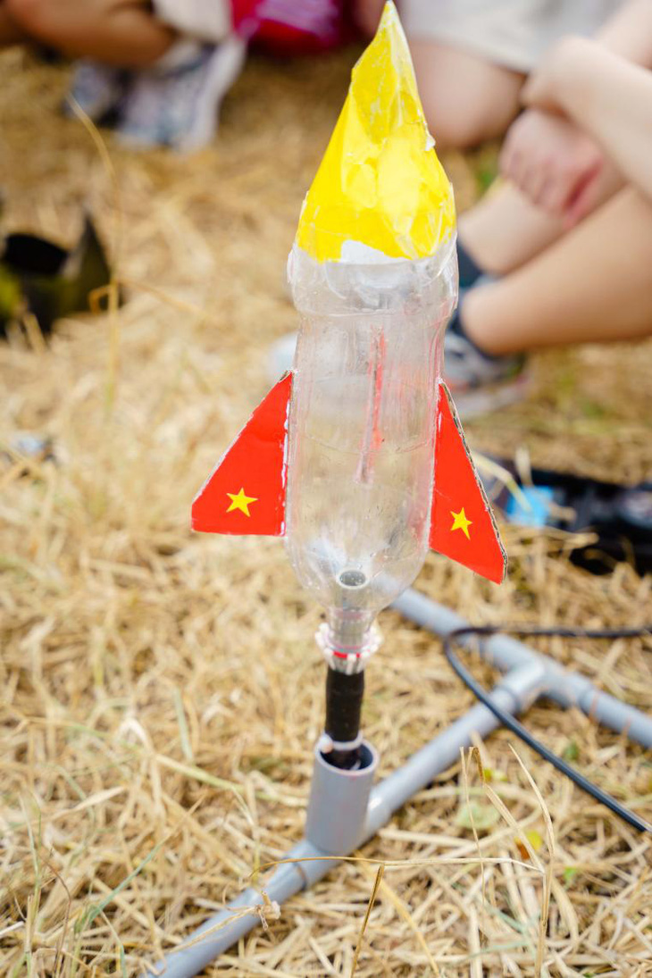 Học sinh trường quốc tế chế tạo tên lửa nước - Ảnh 2.