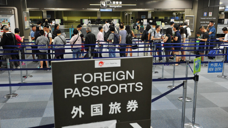 Người nước ngoài làm thủ tục nhập cảnh tại sân bay Narita, Tokyo, Nhật Bản.Ảnh minh họa. Nguồn: asia.nikkei.com