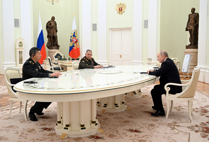 (Từ phải sang) Tổng thống Nga Vladimir Putin, Bộ trưởng Quốc phòng Nga Sergei Shoigu và Bộ trưởng Quốc phòng Trung Quốc Lý Thượng Phúc trong cuộc cuộc họp ở Matxcơva, Nga, ngày 16-4 - Ảnh: REUTERS/SPUTNIK