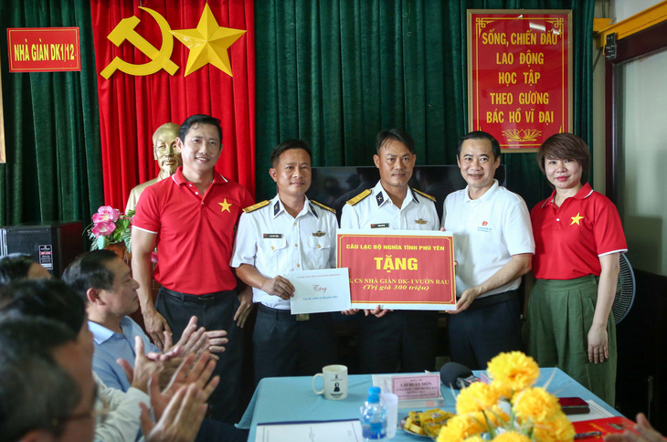 Câu lạc bộ nghĩa tình Phú Yên tặng cán bộ chiến sĩ nhà giàn DK1 vườn rau trị giá 300 triệu đồng - Ảnh: C. TUỆ