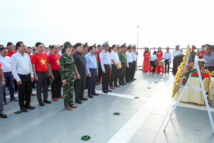 Lễ tưởng niệm các liệt sĩ hy sinh vì sự nghiệp bảo vệ chủ quyền biển, đảo trên vùng biển Cô Lin - Gạc Ma - Ảnh: C. TUỆ