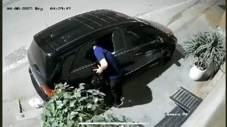 Nhân dạng kẻ đập vỡ kính nhiều ô tô để trộm tài sản - Ảnh 2.