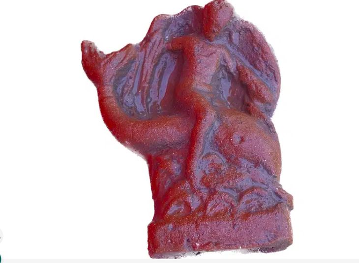 Các cuộc khai quật tại thành phố cổ Paestum ở Ý đã phát hiện bảy đầu bò bằng đất nung và một bức tượng thần tình yêu Eros cưỡi một con cá heo - Ảnh: AP/Công viên Khảo cổ Paestum và Velia
