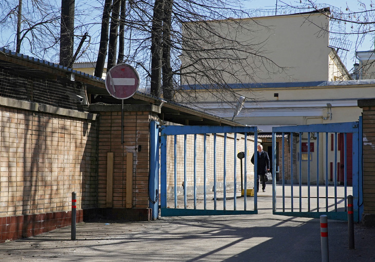 Đại sứ Mỹ ở Nga thăm phóng viên bị cáo buộc gián điệp trong tù: Trả tự do ngay lập tức cho Evan - Ảnh 1.