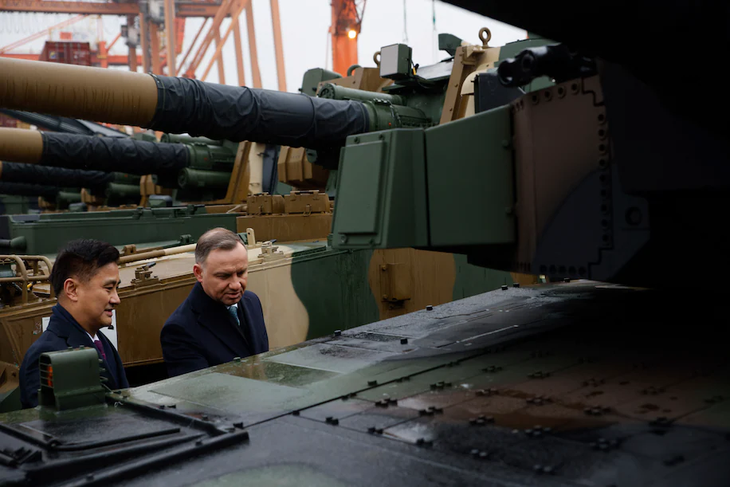 Bộ trưởng phụ trách chương trình mua sắm vũ khí của Hàn Quốc, Eom Dong-hwan, và Tổng thống Ba Lan Andrzej Duda kiểm tra một chiếc xe tăng Black Panther K2 do Hàn Quốc sản xuất vào đầu tháng 12-2022. Ảnh: Michal Dyjuk/AP