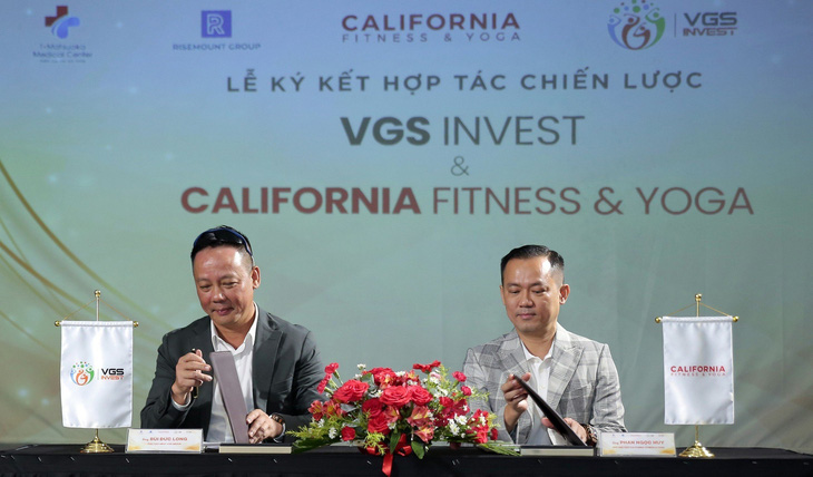 Cú ‘bắt tay’ giữa ông Bùi Đức Long - chủ tịch hội đồng quản trị VGS Group và ông Phan Ngọc Huy - phó chủ tịch Tập đoàn FLG Việt Nam, đơn vị sở hữu chuỗi California Fitness & Yoga - Ảnh: Quang Thắng
