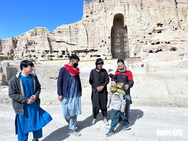 Trẻ em địa phương trước tàn tích tượng Phật khổng lồ 1.500 tuổi ở Bamiyan đã bị Taliban bắn phá - Ảnh: L.K.G.