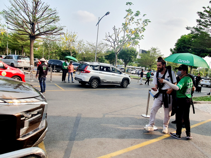 Đổi điểm đón xe công nghệ ở Tân Sơn Nhất, tài xế khen, khách hàng than nóng - Ảnh 2.