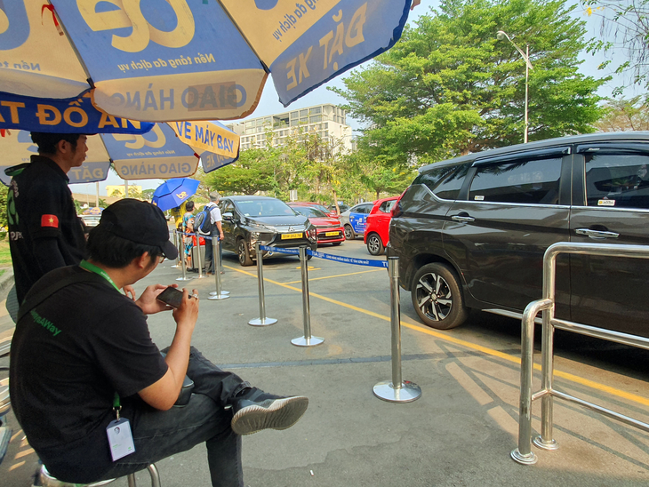 Đổi điểm đón xe công nghệ ở Tân Sơn Nhất, tài xế khen, khách hàng than nóng - Ảnh 3.