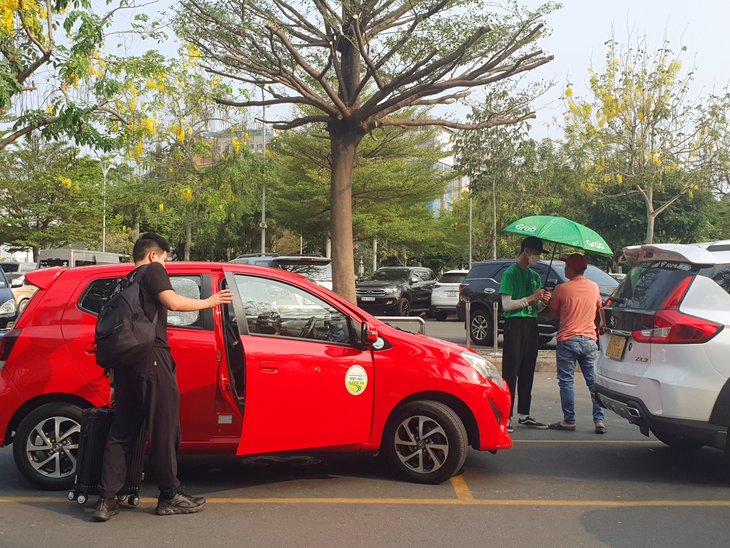 Đổi điểm đón xe công nghệ ở Tân Sơn Nhất, tài xế khen, khách hàng than nóng - Ảnh 1.