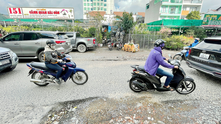 Đường Nguyễn Hoàng nằm giữa hai khu đô thị An Phú - An Khánh và khu đô thị phát triển An Phú vừa hẹp lại có nhiều ổ gà - Ảnh: LÊ PHAN