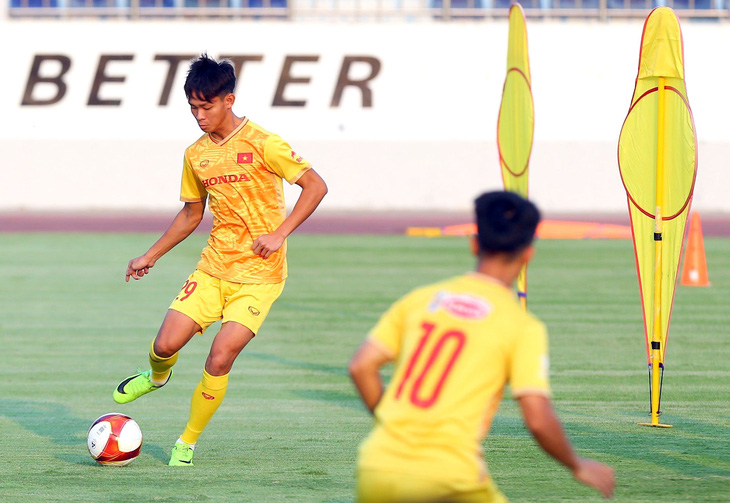 Bùi Vĩ Hào đặt mục tiêu ghi mỗi trận 1 bàn ở SEA Games 32 - Ảnh 1.