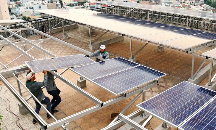 Lắp đặt hệ thống điện mặt trời mái nhà có nối lưới sẽ giới hạn công suất 2.600 MW - Ảnh: N.HIỂN
