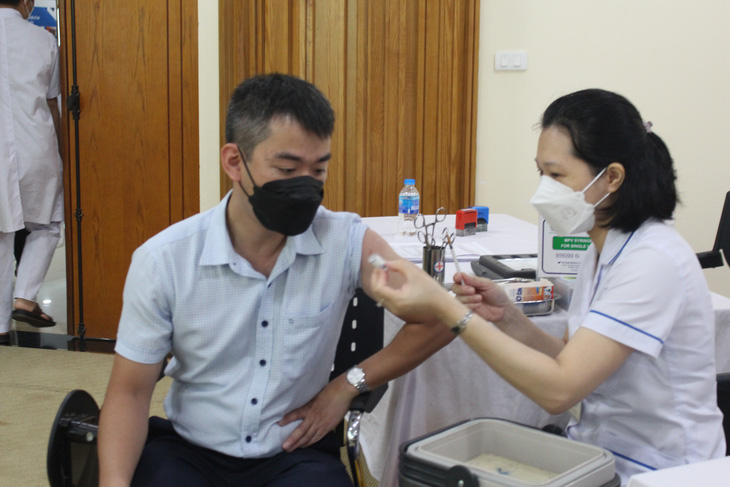 Tiêm chủng vắc xin COVID-19 tại Hà Nội - Ảnh: DƯƠNG LIỄU