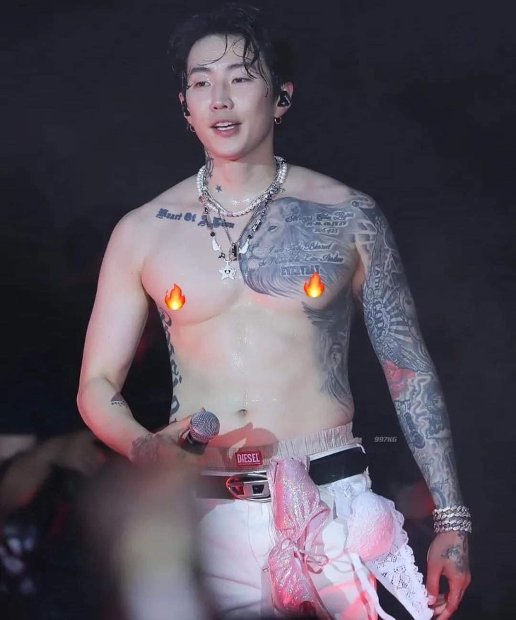 Jay Park gây sốc khi nhặt nội y của fan cuồng vắt lên người - Ảnh 4.