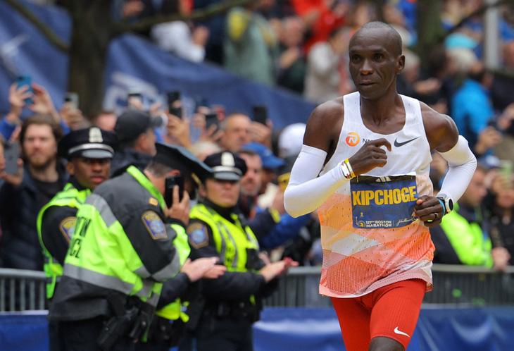 Huyền thoại marathon Kipchoge bất ngờ bị đánh bại ở giải Boston - Ảnh 3.