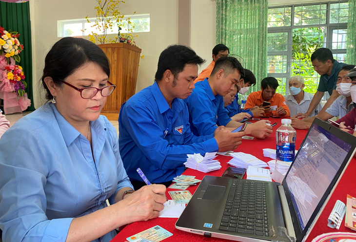 PC Phú Yên ra quân hỗ trợ thực hiện hợp đồng mua bán điện tử - Ảnh: N.H