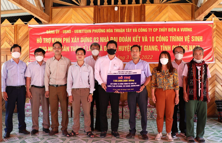 AVC hỗ trợ kinh phí xây dựng các nhà Đại đoàn kết, xây dựng các công trình vệ sinh cho hộ gia đình tại huyện Đông Giang và Tây Giang, tỉnh Quảng Nam