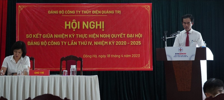Ông Nguyễn Thanh Hùng - UVBCH Đảng bộ Khối CQ&DN tỉnh, bí thư Đảng ủy -trình bày báo cáo tại hội nghị