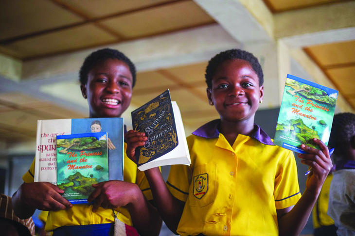 Trẻ em Ghana vui mừng cầm sách trên tay. Ảnh: Books for Africa