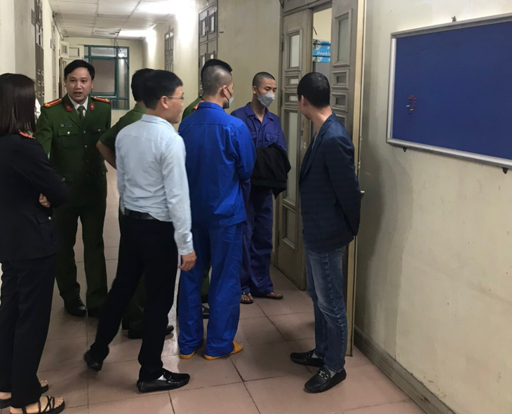 Các cán bộ Văn phòng đăng ký đất đai tỉnh Lâm Đồng chi nhánh huyện Bảo Lâm bị bắt - Ảnh: CACC