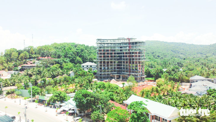 UBND TP Phú Quốc chịu trách nhiệm xử lý tòa nhà 12 tầng xây trái phép trên đường Trần Hưng Đạo - Ảnh 1.