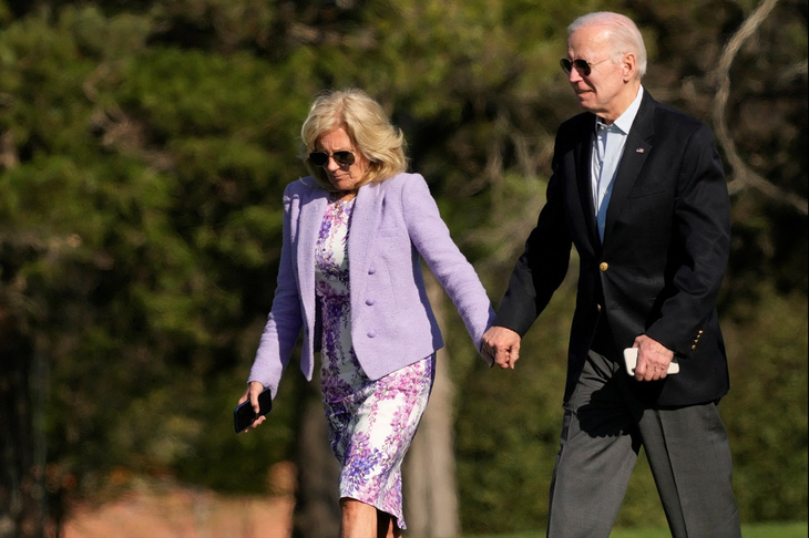 Tổng thống Biden và vợ kiếm được ít tiền hơn trong năm 2022 - Ảnh 1.