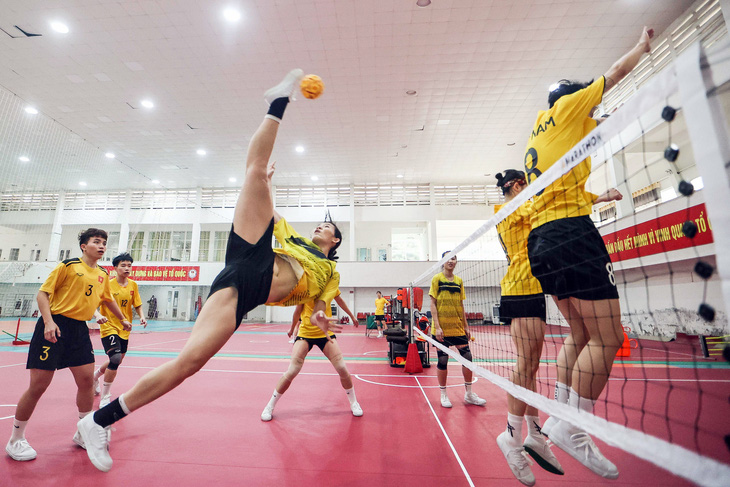 Các tuyển thủ cầu mây nữ Việt Nam nỗ lực tập luyện bài chắn cầu - Ảnh: NGUYỄN KHÁNH