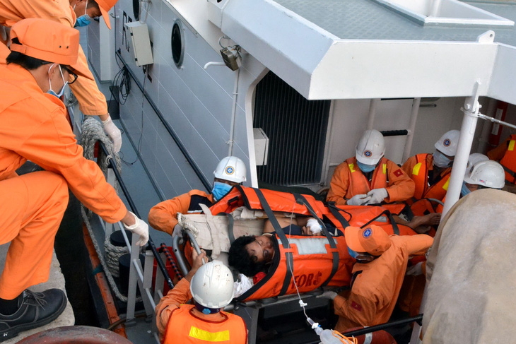 Tàu cứu nạn ra biển đưa thủy thủ nước ngoài vào bờ cấp cứu - Ảnh 2.