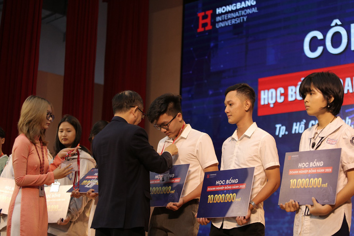Các thí sinh được Đại học Quốc tế Hồng Bàng trao học bổng với sự đồng hành của 500 doanh nghiệp
