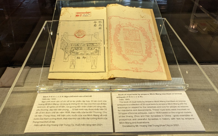 Trưng bày sách Ngự chế minh văn cổ khí đồ dưới thời vua Minh Mạng