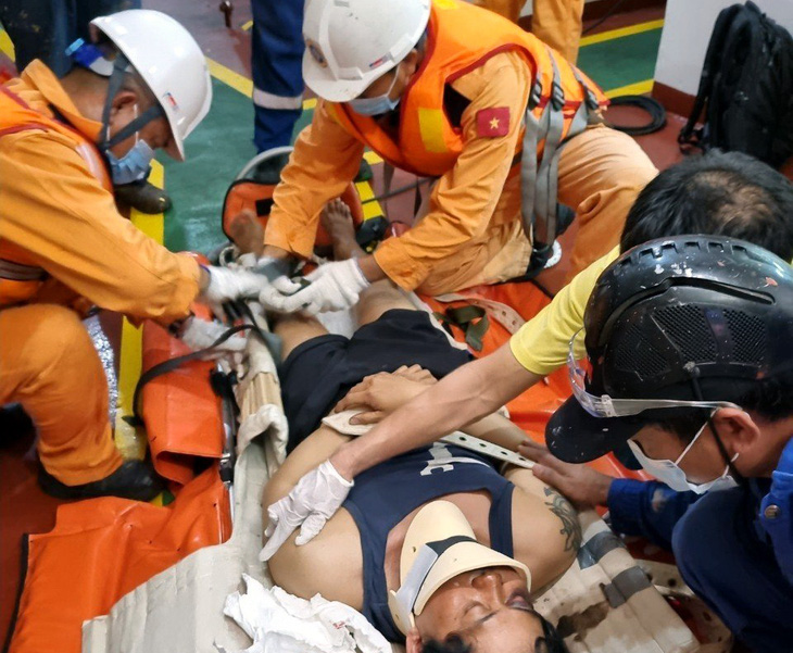 Tàu cứu nạn ra biển đưa thủy thủ nước ngoài vào bờ cấp cứu - Ảnh 1.