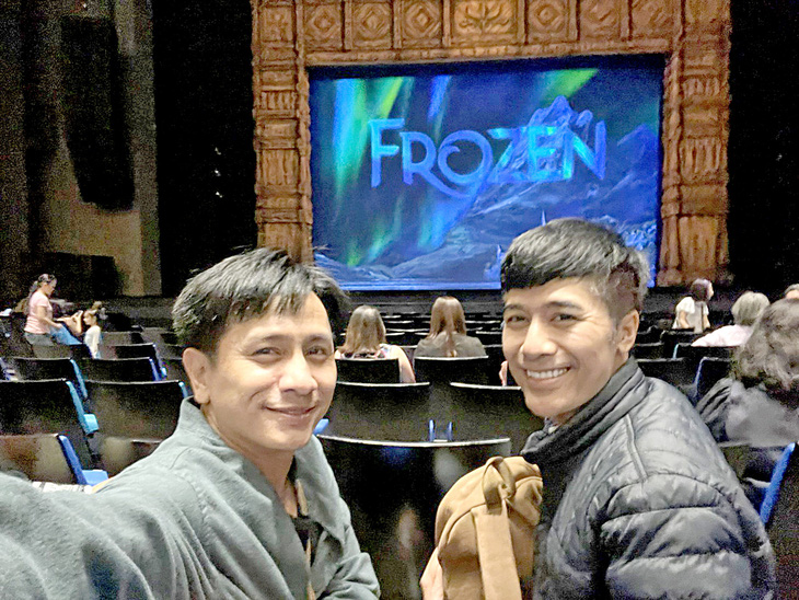 Tác giả Quang Thảo (bìa phải) và đạo diễn Đình Toàn xem vở Frozen ở Singapore tháng 3-2022 - Ảnh: NVCC