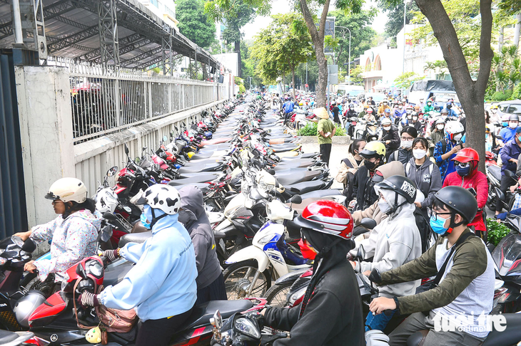 Giữ xe máy trên vỉa hè đường Nguyễn Thị Minh Khai, quận 1, TP.HCM trưa 1-4 - Ảnh: QUANG ĐỊNH