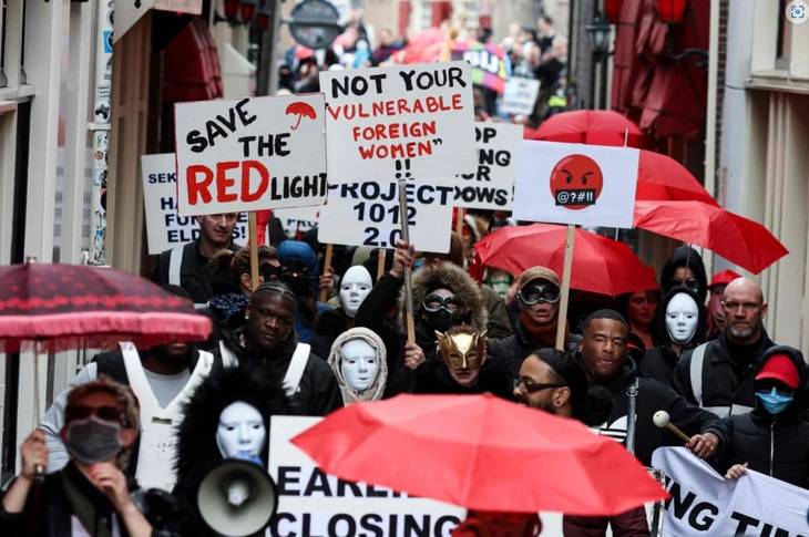 Phố đèn đỏ Amsterdam chống quy hoạch mại dâm - Ảnh 3.