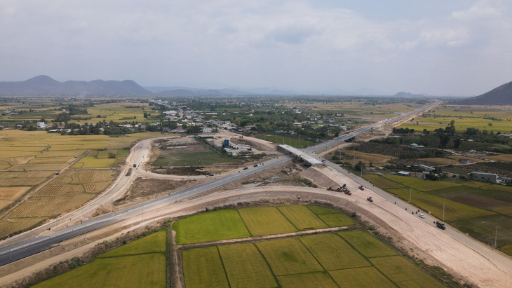 Cho phép khai thác trở lại các mỏ đất hoàn thiện cao tốc Vĩnh Hảo - Phan Thiết - Ảnh 1.