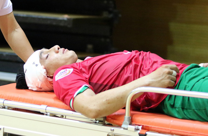 Thủ môn CLB futsal Cao Bằng gặp chấn thương nặng ở giải vô địch quốc gia - Ảnh 2.