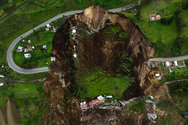 Trong ảnh là thị trấn Alausi thuộc tỉnh Chimborazo của Ecuador, nơi nổi tiếng với di sản đường sắt. Bức hình chụp ngày 28-3 cho thấy một khu vực nơi đây đã biến thành vực sâu do vụ lở đất kinh hoàng xảy ra sau nhiều tháng mưa lớn kéo dài - Ảnh: AFP