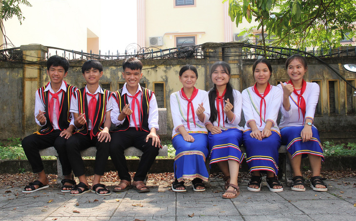 Bảy học trò người Cor đi thi, tất cả đều đoạt giải học sinh giỏi tỉnh Quảng Ngãi. Đây là kỳ tích chưa từng có ở Tây Trà - Ảnh: TRẦN MAI
