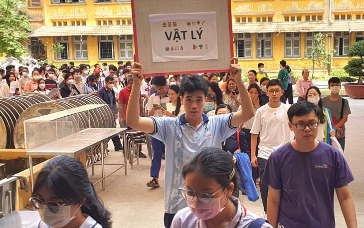 Hơn 4.000 phụ huynh, học sinh lớp 9 'đi tour' Trường chuyên Lê Hồng Phong