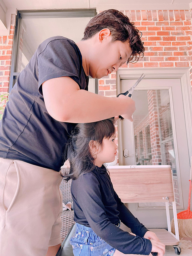 Ảnh vui sao Việt 3-4: Trường Giang trổ tài cắt tóc cho con gái - Ảnh 1.