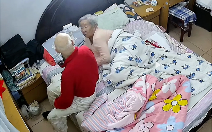Cụ già 100 tuổi hỏi chồng "Anh có yêu em không?"