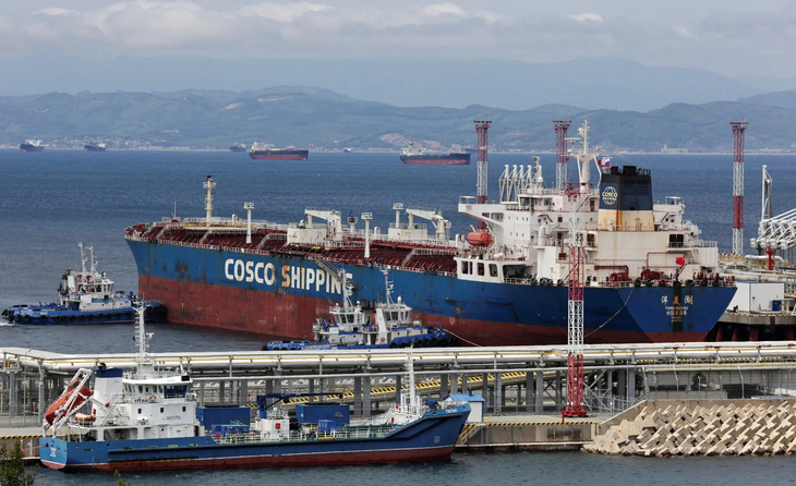 Tàu chở dầu Yang Mei Hu (Trung Quốc) đang đậu tại trạm dầu thô ở thành phố Nakhodka, Nga vào tháng 6-2022 - Ảnh: Reuters