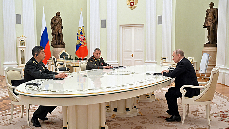 Bộ trưởng Quốc phòng Trung Quốc Lý Thượng Phúc (trái), Bộ trưởng Quốc phòng Nga Sergei Shoigu và Tổng thống Nga Vladimir Putin (phải) tại một cuộc họp ngày 16-4 - Ảnh: REUTERS
