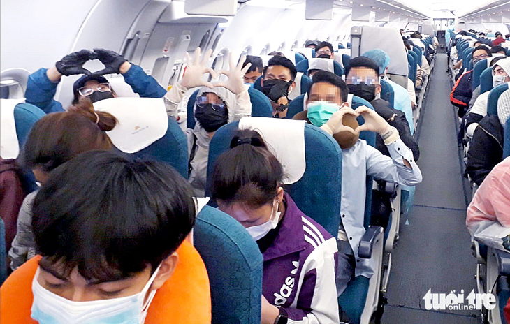 Hành khách trong “chuyến bay giải cứu” từ Philippines về Việt Nam hồi tháng 3-2020 - Ảnh: KHƯƠNG XUÂN